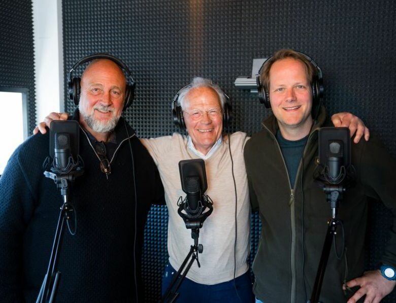 Drie mannen nemen een podcast op