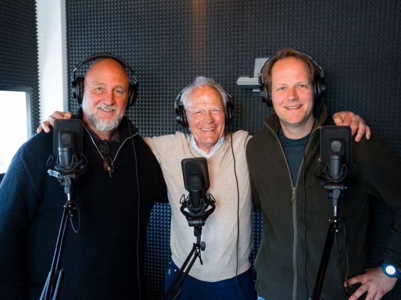 Drie mannen nemen een podcast op