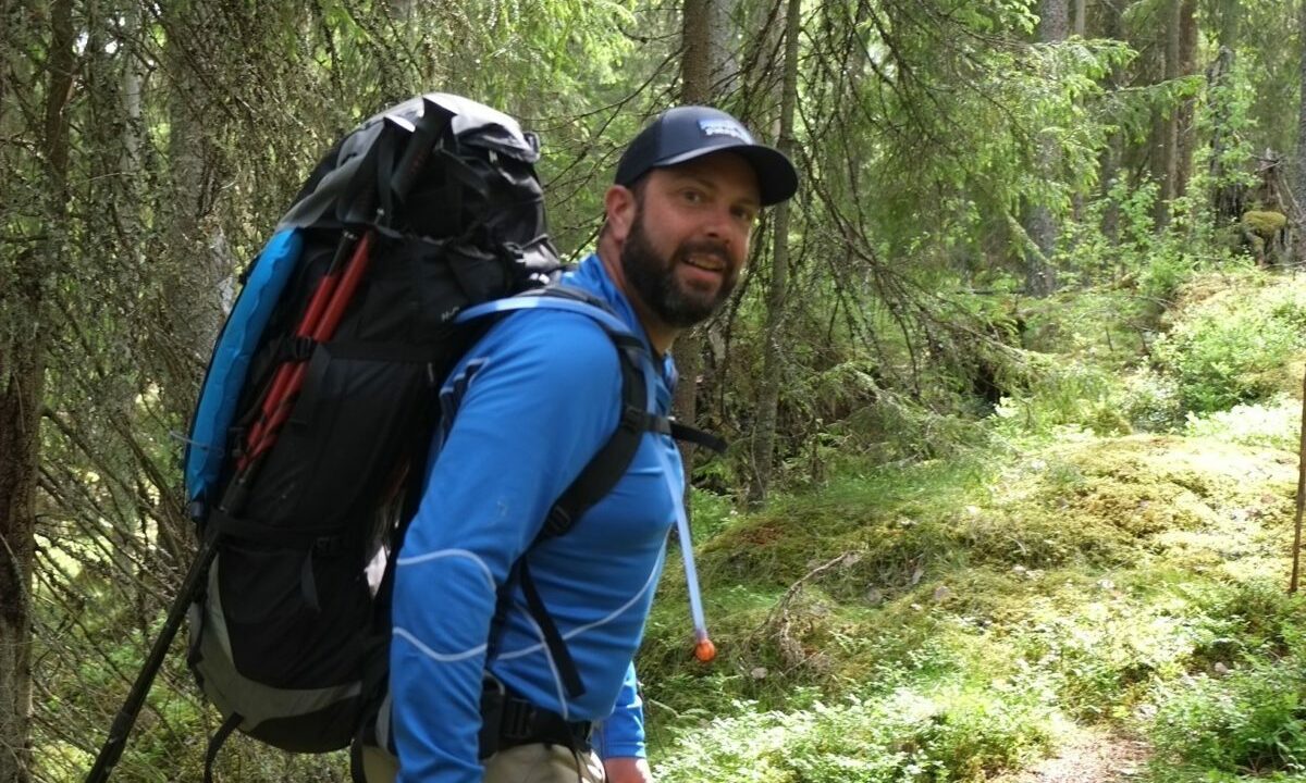 Alewijn Brouwer in de natuur met grote rugzak