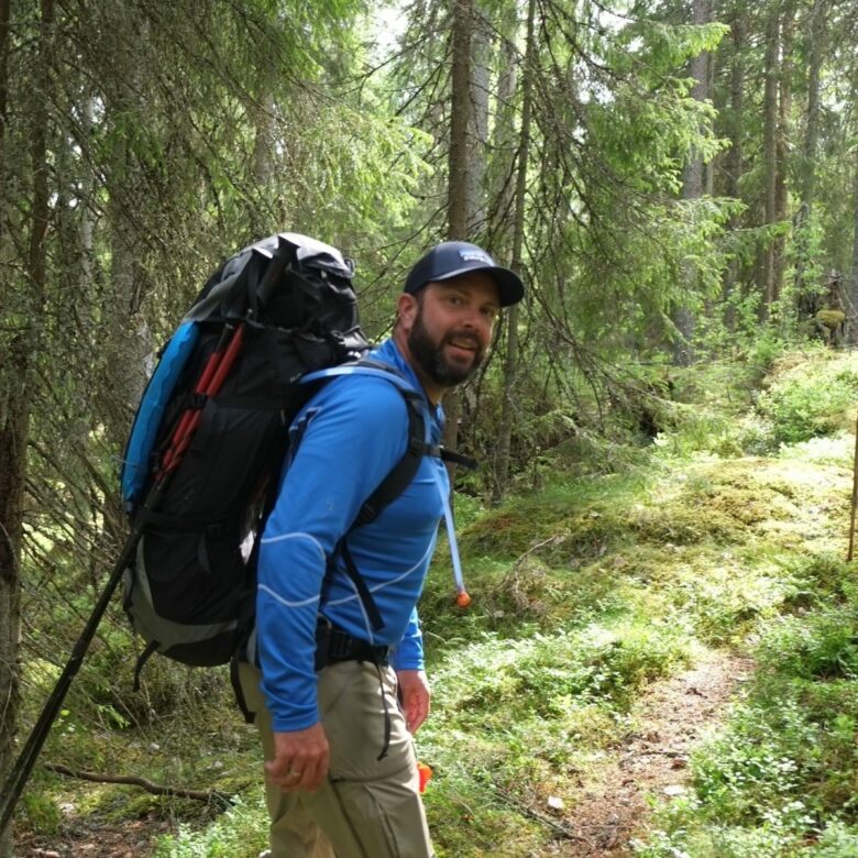 Alewijn Brouwer in de natuur met grote rugzak
