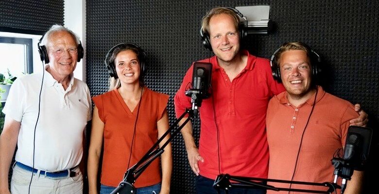 Drie mannen en een vrouw met podcast microfoons en headsets