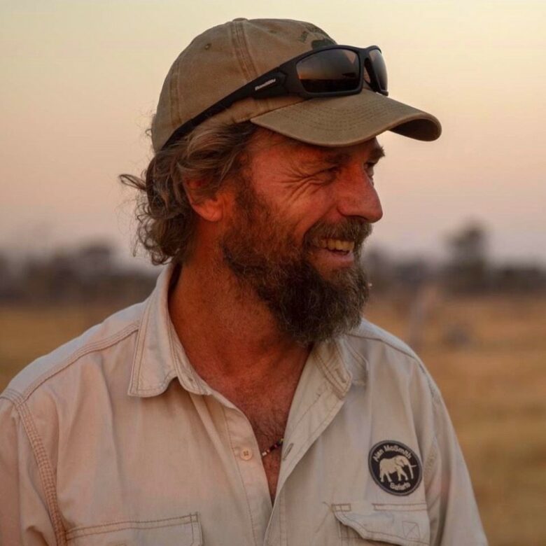 Alan Mc Smith in safari kleding