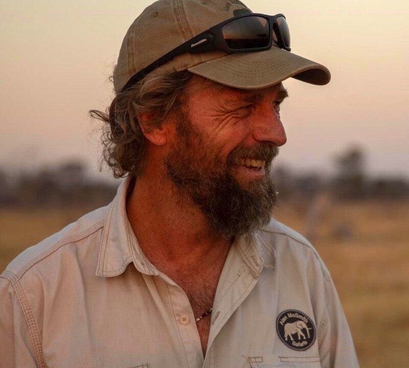 Alan Mc Smith in safari kleding