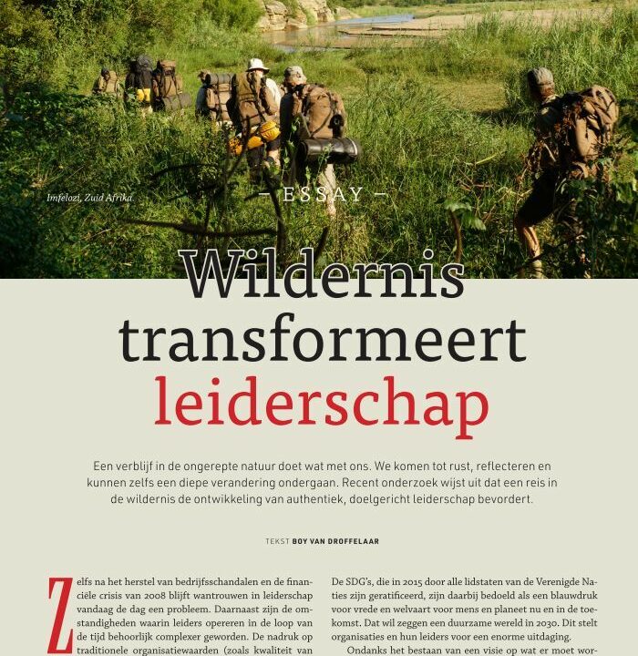Cover artikel 'Wildernis transformeert leiderschap' van Boy van Droffelaar met afbeelding van een groep mensen in de wildernis