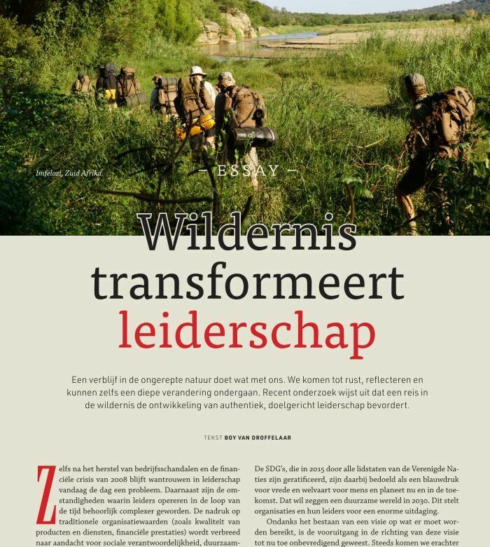 Cover artikel 'Wildernis transformeert leiderschap' van Boy van Droffelaar met afbeelding van een groep mensen in de wildernis