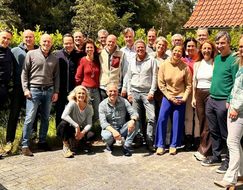 Groepsfoto met facilitators van de Foundation of Natural Leadership