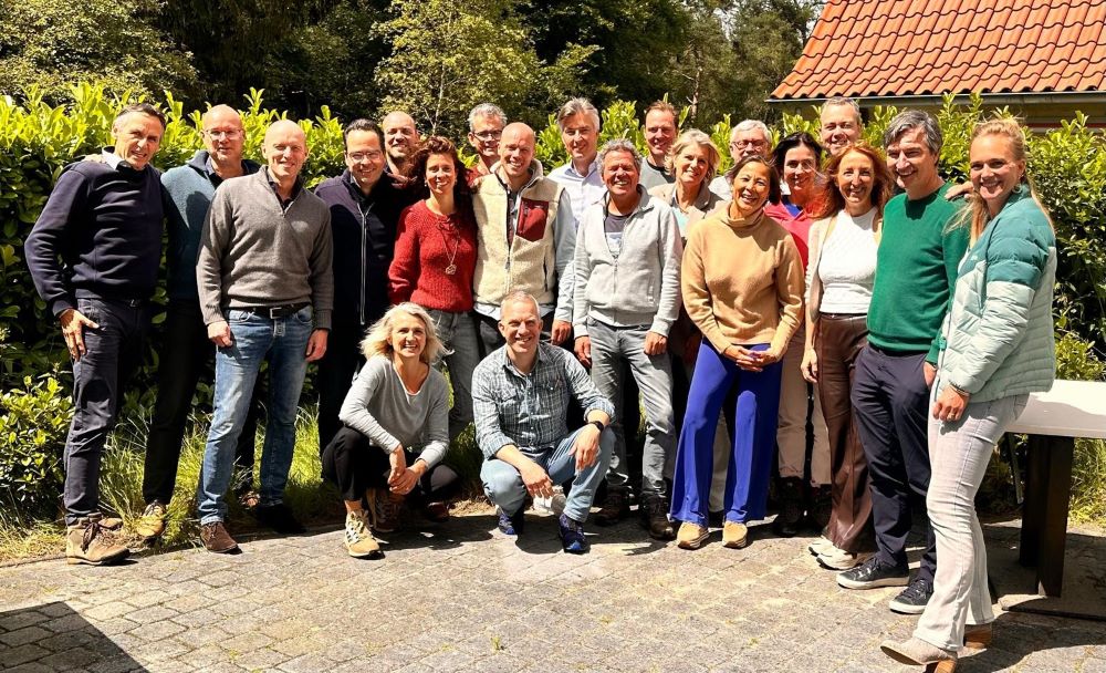 Groepsfoto met facilitators van de Foundation of Natural Leadership