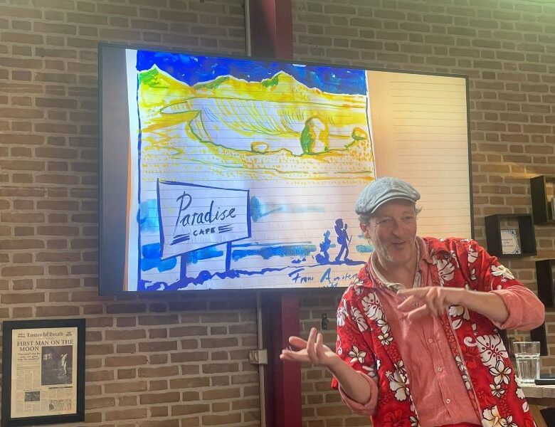 Tim Voors presenteert voor een schilderij met opschrift 'Paradise Cafe